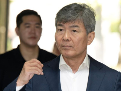 Các luật sư tuyên bố một cộng sự thân cận của cựu đệ nhất phu nhân đã đưa cho bà 203.400 đô la bằng séc.