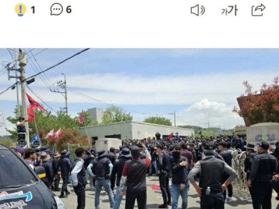 XE HƠI GÂY TAI NẠN CHO NHÓM NGƯỜI BIỂU TÌNH CỦA TRUNG TÂM VẬN CHUYỂN HÀNG TẠI ĐIỂM TẬP TRUNG... KHIẾN 1 NGƯỜI TH,IỆT M,ẠNG 2 NGƯỜI BỊ THƯƠNG.