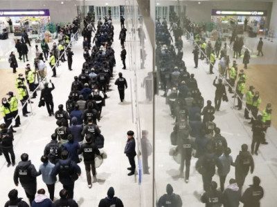 Hình ảnh sáng nay tại sân bay Incheon... 73 ng::hi p:h:ạm được á:p g:iải từ "캄보디아" về nước...