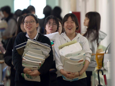 Hộp cơm trưa, đồng hồ analog: những vật dụng thiết yếu cho kỳ thi tuyển sinh đại học Hàn Quốc