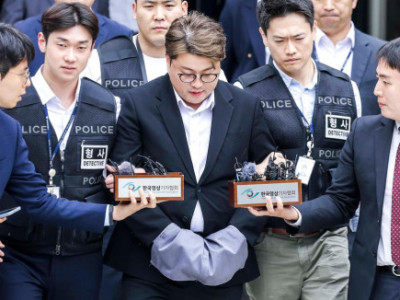 Cán bộ quản giáo bị cáo buộc đòi tiền ca sĩ Kim Ho-joong vì cáo buộc chuyển trường sai