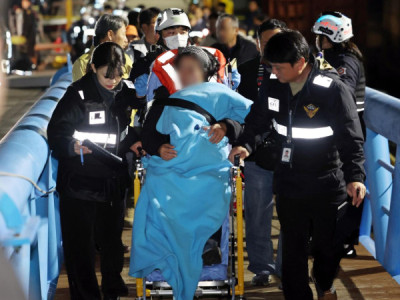 Phà vào cảng sau khi cứu được 267 người trên phà trong vụ tai nạn