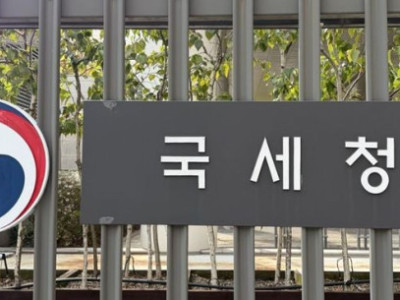 3 người bị bắt vì buôn lậu thuốc lá, trốn thuế trị giá 4,2 triệu đô la.