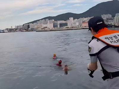 Cảnh sát biển Yeosu cứu 2 người đàn ông Việt Nam bị rơi xuống biển