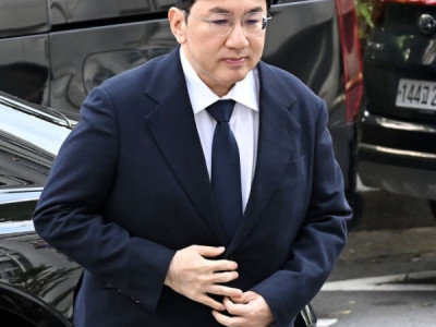 Bang Si-hyuk – Chủ Tịch HYBE Xuất Hiện Với Gương Mặt Hốc Hác Khi Đến Cơ Quan Cảnh Sát