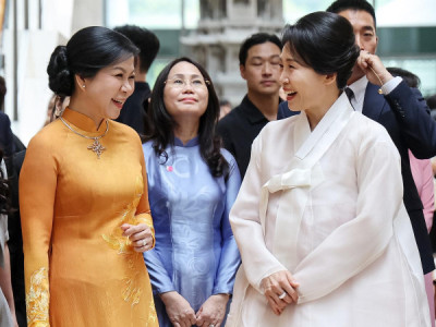 Phu nhân Tổng Bí thư Việt Nam hỏi về “chuyện tình yêu”, bà Kim Hye-kyung đáp “ngại quá”