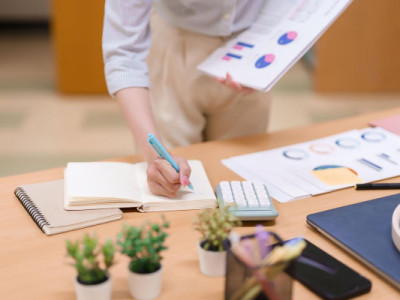 Số lượng bà mẹ đi làm tăng lên trong bối cảnh gánh nặng tài chính ngày càng gia tăng đối với các hộ gia đình