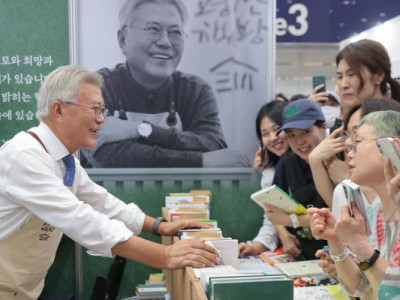 Cựu Tổng thống Moon ra mắt kênh sách trên YouTube