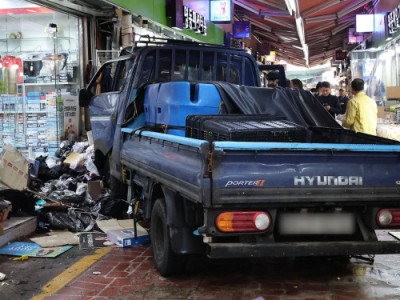 Cảnh sát yêu cầu lệnh bắt giữ tài xế xe tải gây tai nạn chết người tại chợ