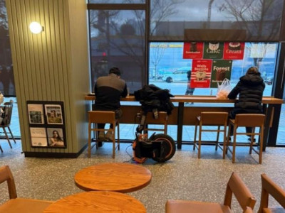 Khách hàng Starbucks gây tranh cãi ở Hàn Quốc sau khi sạc xe đạp điện một bánh bên trong quán cà phê