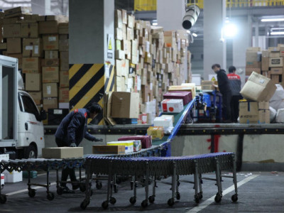 Các bậc phụ huynh đi làm và các doanh nghiệp nhỏ phản đối động thái của đảng cầm quyền nhằm loại bỏ dịch vụ giao hàng qua đêm