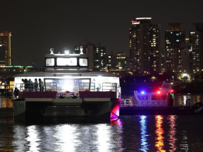 Xe buýt Hangang lại tạm dừng hoạt động sau khi tàu mắc cạn gần Jamsil