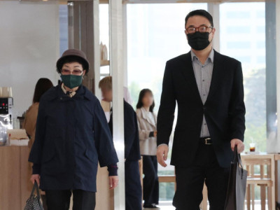 Mẹ và anh trai của cựu đệ nhất phu nhân ra hầu tòa vì cáo buộc trốn thuế phát triển