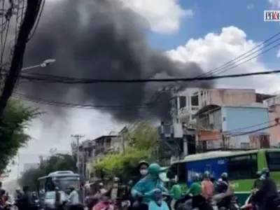 TP.HCM: Cháy kho hàng gần chợ Võ Thành Trang, khói đen bao trùm khu dân cư