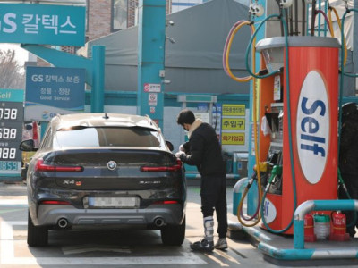 Chính phủ yêu cầu ngành công nghiệp dầu mỏ kiềm chế việc tăng giá trong bối cảnh giá năng lượng toàn cầu biến động.