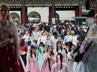 Chính phủ thúc đẩy hệ thống cho phép người nước ngoài sử dụng phương tiện giao thông công cộng bằng thẻ tín dụng.