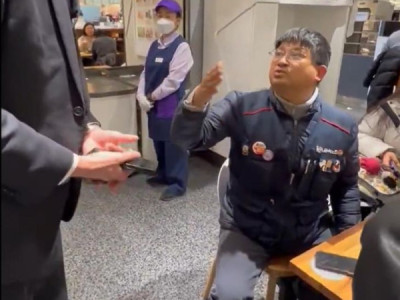 Cửa hàng bách hóa Lotte xin lỗi vì đã yêu cầu khách hàng cởi bỏ áo khoác công đoàn.