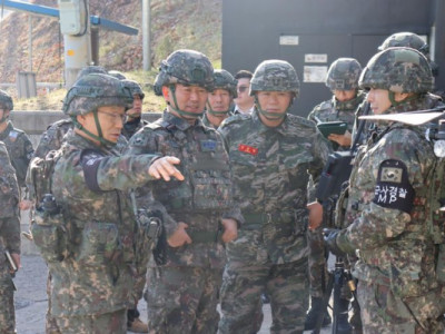 Tham mưu trưởng Liên quân thị sát tình trạng sẵn sàng chiến đấu của quân đội tại một tiền đồn tiền tuyến.