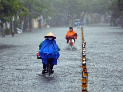 Mưa to bao trùm miền Trung, Hà Nội lạnh vào sáng sớm