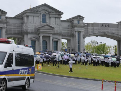 Vụ bê bối của Giáo hội Thống nhất lan rộng sang đảng cầm quyền, làm gia tăng bất ổn.