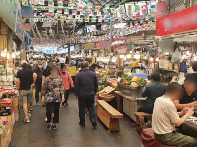 Cuộc chiến tăng giá tại Chợ Gwangjang ngày càng sâu sắc khi lượng khách đến tham quan giảm