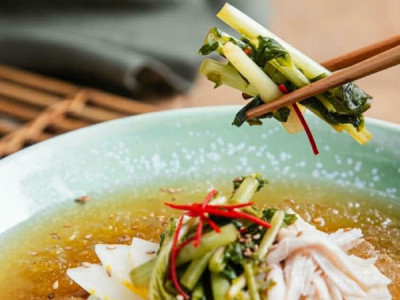 MÓN NGON GIẢI NHIỆT MÙA HÈ CHO CHỊ EM NÈ. Chỉ cần có kim chi củ cải non, bạn đã có ngay loạt món ngon "giải nhiệt" mùa hè!