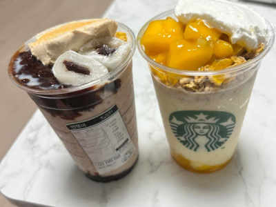 Starbucks Hàn Quốc mới ra mắt hai sản phẩm chè cốc: Red Bean Bingsu Blended và Apple Mango Bingsu Blended. Đây là lần đầu tiên hãng đưa bingsu dạng cốc vào menu kể từ khi gia nhập thị trường Hàn Quốc năm 1999