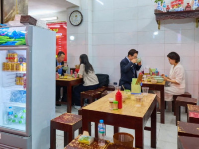 Tổng thống Lee Jae-myung cùng phu nhân Kim Hye-kyung dạo bộ và ăn phở tại Hà Nội...